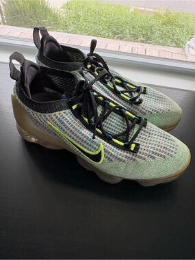 Nike Mens Flyknit Sneakers - Light Green with Neon Yellow & Black